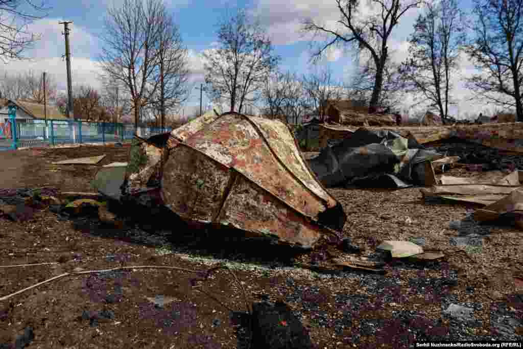 Российские военные ударили по церкви в селе Лукьяновка Киевской области. По меньшей мере четыре танковых выстрела попали в храм. В результате деревянная церковь сгорела дотла. На момент боя в церкви никого не было. Март 2022 года / Март 2024 года: к восстановлению церкви еще не приступили