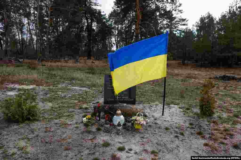 Во время отражения атаки российских войск на этом месте погибли украинские военные, на фото с марта 2022 года следы крови бойцов / Справа фото, сделанное в марте 2024 года: община и военные установили на этом месте мемориал памяти погибших &nbsp; 