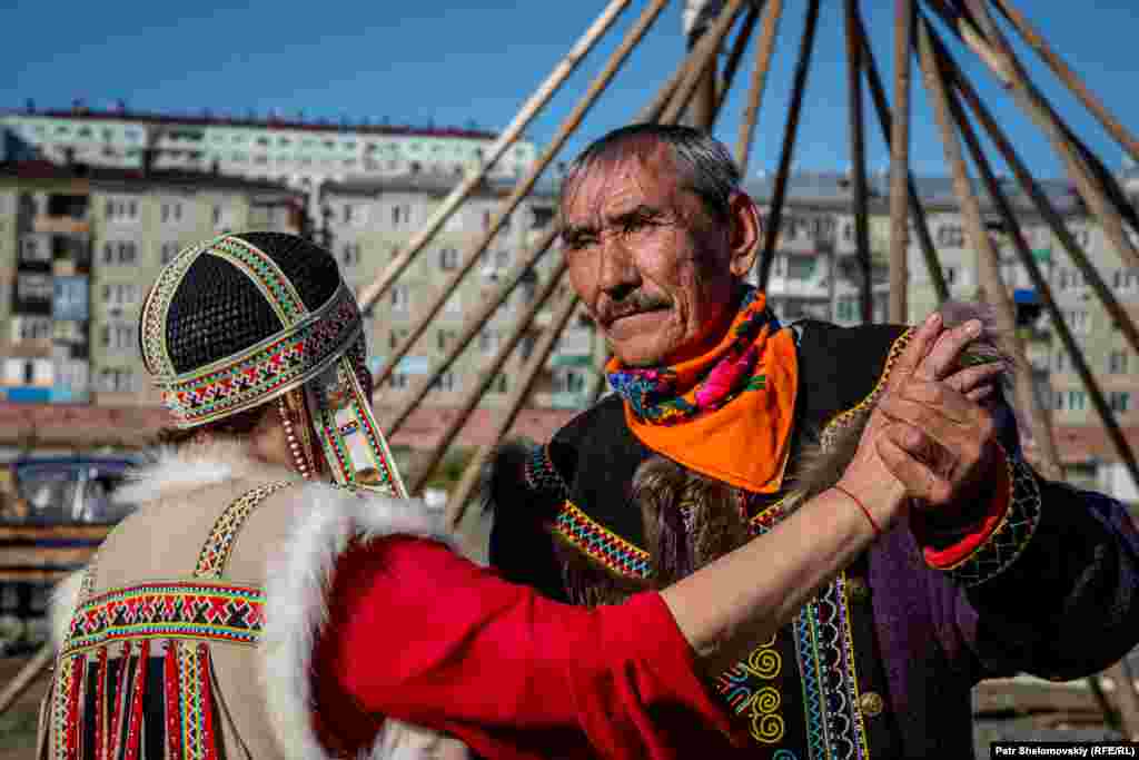 Нганасаны &ndash; самая северная народность в Евразии. Число нганасанов не превышает 900 человек. В основном они занимаются оленеводством и охотой. Название народности в переводе означает &quot;товарищ&quot;. На фото &ndash; пара в нганасанских костюмах танцует медленный танец