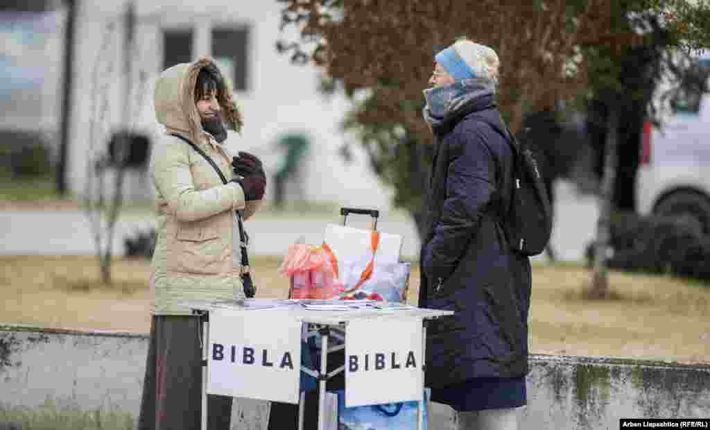 Женщина с Библией в Призрене, втором по величине городе Косова. Христиане составляют меньшинство в Косове, 95% населения страны &ndash; мусульмане