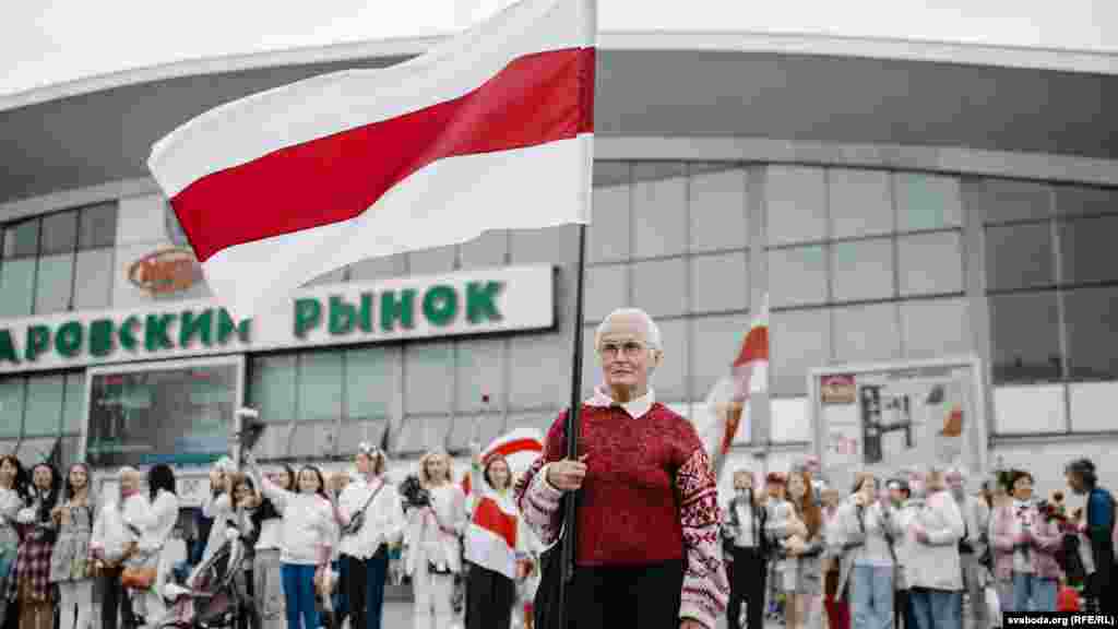 Нина Багинская на женской акции у Комаровского рынка в Минске, 22 августа. Женские марши проходили каждую субботу, в них принимали участие от нескольких сотен до нескольких тысяч человек.